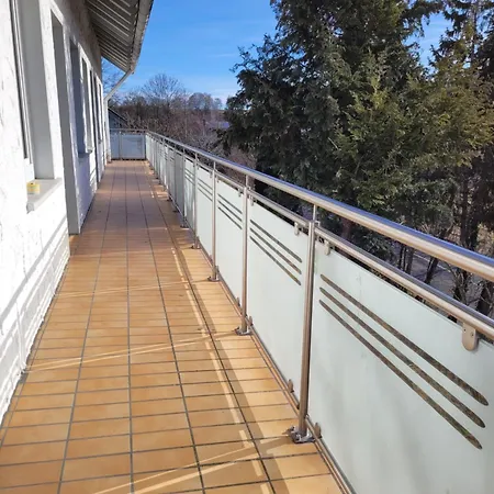 Pausiert Berghof Woerner Schwarzwaldstube Netflix Balkon Apartment